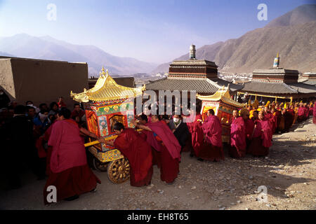 Chine, Tibet, province du Gansu, Xiahé, monastère de Labrang, jour du nouvel an tibétain, procession du Bouddha Maitreya Banque D'Images