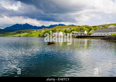 La distillerie Talisker et les montagnes Cuillin noires, Isle of Skye Banque D'Images