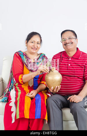 2 couples mariés aînés indiens assis canapé Tirelire d'économiser de l'argent Banque D'Images