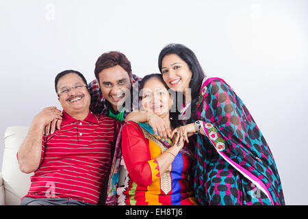 4 fils adultes parents indiens et Daughter-In-Loi assis canapé Banque D'Images