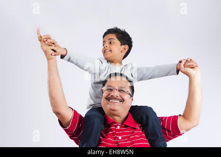 2 grand-père indien et Grand fils exerçant son épaules profiter Banque D'Images