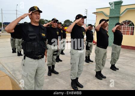 Policier - Parade - Festival des mangroves dans PUERTO PIZARRO. Ministère de Tumbes .PÉROU Banque D'Images