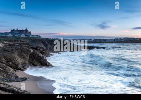 Une mer à la plage de Fistral au crépuscule à Newquay sur la côte nord des Cornouailles Banque D'Images