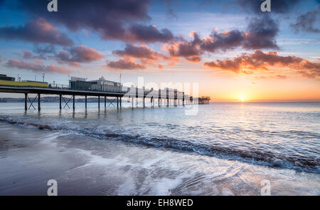 Beau lever de soleil spectaculaire à Paignton pier sur la Riviera anglaise dans le Devon Banque D'Images