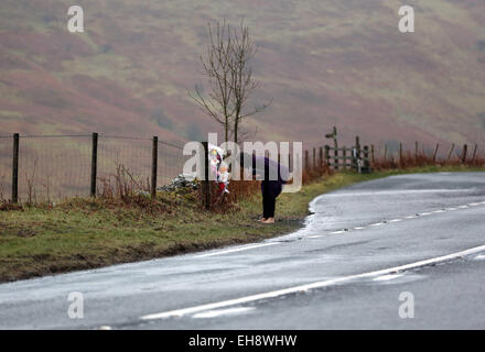 Libanus UK. Le lundi 09 mars 2015 Photo : Fleurs et hommages laissés sur les lieux de l'accident sur l'A470 entre histoire Armes et Libanus près de Brecon, dans le sud du Pays de Galles. Re : l'assistance est accordée aux élèves de l'école Vallée de Glamorgan et un collège de Cardiff après trois adolescents ont été impliqués dans un accident mortel en Powys. Alesha O'Connor, son petit ami Rhodri Miller et Corey Price, les 17 et de Barry, est décédé dans la collision près de Histoire Armoiries, Brecon, tard le vendredi. Margaret Elizabeth Challis, 66, de Pontypridd, a également été tué. Credit : D Legakis/Alamy Live News Banque D'Images