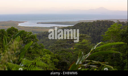 Vue panoramique sur l'embouchure de la rivière Daintree et forêt environnante, Queensland, Australie Banque D'Images