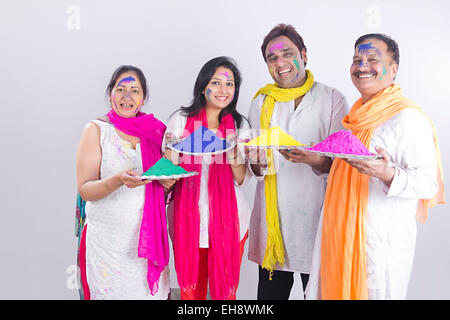 4 fils adultes parents indiens et Daughter-In-Law Festival holi Couleur plaque Bienvenue holding Banque D'Images