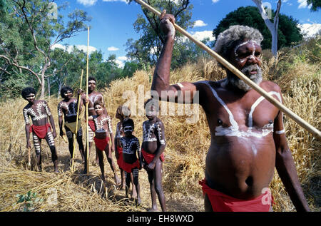 Groupe d'autochtones de la randonnée dans la brousse, Territoire du Nord, Australie Banque D'Images