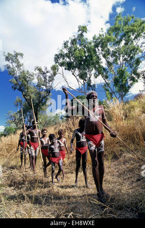 Groupe d'autochtones de la randonnée dans la brousse, Territoire du Nord, Australie Banque D'Images