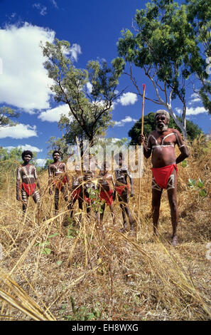 Groupe d'autochtones de la randonnée dans la brousse, Territoire du Nord, Australie Banque D'Images