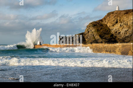 D'énormes vagues se briser sur la pierre jetée à Portreath Harbour sur la côte de Cornwall Banque D'Images