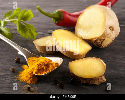 Racine de gingembre frais, piment et curcuma au sol. Arrangement composé d'épices indiennes Banque D'Images