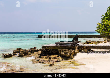 Chaises longues sur une jetée à Makunudu Island aux Maldives Banque D'Images