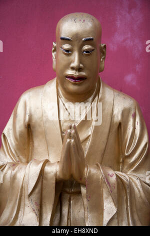 Priant Bouddha dix mille bouddhas Monastery - Fat Man Tsz - un temple bouddhiste à Sha Tin, Hong Kong Banque D'Images