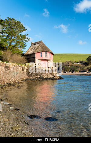 Jolie maison de bateau de chaume sur l'embouchure de la rivière Avon à Bantham sur la côte sud du Devon Banque D'Images