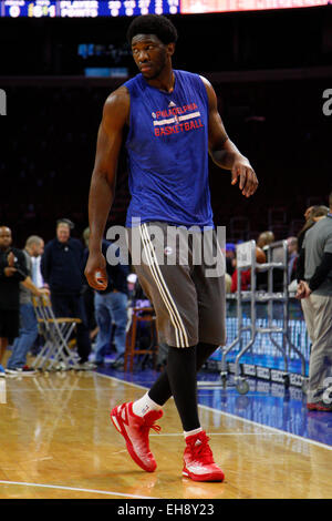 6 mars 2015 : Philadelphia 76ers center Joel Embiid (21) en action au cours de la NBA match entre les Utah Jazz et les Philadelphia 76ers au Wells Fargo Center de Philadelphie, Pennsylvanie. Les Utah Jazz a gagné 89-83. Banque D'Images