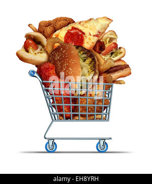 Shopping d'aliments malsains comme un régime alimentaire concept avec frites graisseuses sortir comme des oignons burger et hot-dogs avec du poulet frit et frites dans un magasin de pizza shop panier comme un symbole de la consommation Les habitudes alimentaires. Banque D'Images