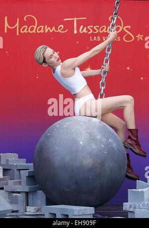 Las Vegas, NV, USA. Mar 9, 2015. Miley Cyrus figure à la conférence de presse pour Miley Cyrus Wrecking Ball Figure dévoilée chez Madame Tussauds, Madame Tussauds, Las Vegas, NV, le 9 mars 2015. Credit : MORA/Everett Collection/Alamy Live News Banque D'Images