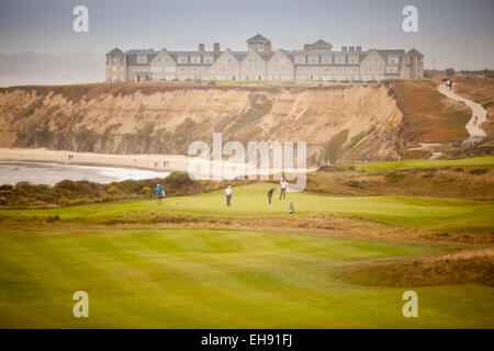 Hôtel Ritz-Carlton et Half Moon Bay Golf Links de l'océan sur un jour brumeux, Half Moon Bay, Californie Banque D'Images