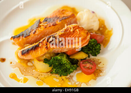 Saumon grillé à l'lilicoy glaze, café Gilbralter, El Granada près de Half Moon Bay, Californie Banque D'Images