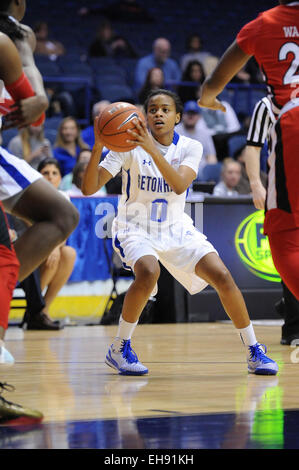 Rosemont, IL, USA. Mar 9, 2015. La Seton Hall Pirates guard Daisha Simmons (0) contrôle la balle dans la circulation au second semestre 2015 au cours du grand tournoi de basket-ball des femmes de l'Est match entre les pirates et les Seton Hall St. John's Red Storm à l'Allstate Arena à Rosemont, IL. Patrick Gorski/CSM/Alamy Live News Banque D'Images