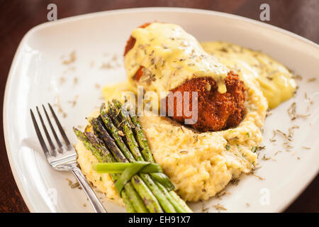 Pas de poulet Cordon Bleu arbre au liège, Cellars Wine Bar & Bistro, Carpinteria, en Californie Banque D'Images