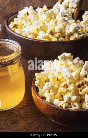 Popcorn beurré sain avec le sel dans un bol Banque D'Images