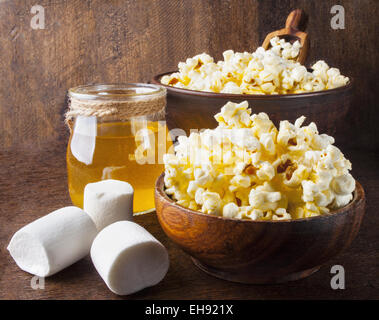 Pop-corn frais dans un bol sur la table en bois. Banque D'Images