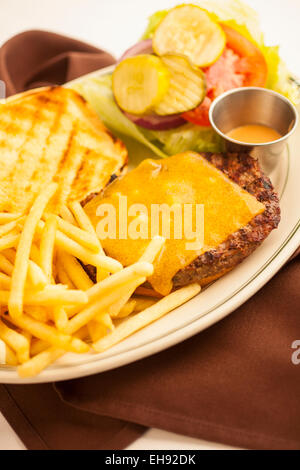 Paradise cheese burger avec des frites, Paradise Cafe, Santa Barbara, Californie Banque D'Images