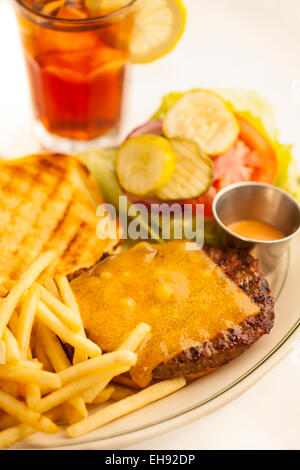 Paradise cheese burger avec des frites et un verre de thé glacé, Paradise Cafe, Santa Barbara, Californie Banque D'Images