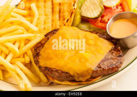 Paradise cheese burger avec des frites, Paradise Cafe, Santa Barbara, Californie Banque D'Images