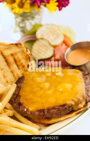 Paradise cheese burger avec des frites, Paradise Cafe, Santa Barbara, Californie Banque D'Images