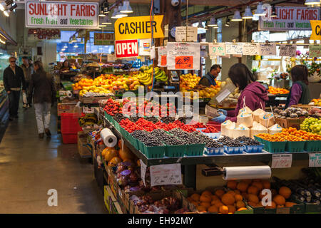 Variété de fruits en vente au marché public de Granville Island, Vancouver Banque D'Images