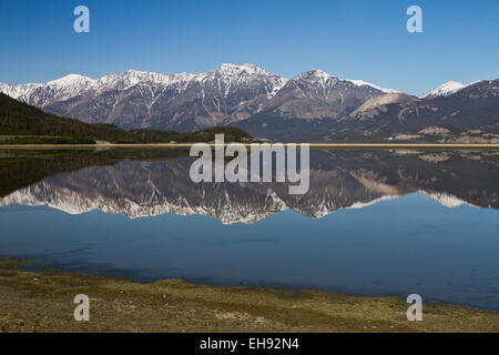 Montagnes St. reflété dans le lac Kluane, réserve de parc national Kluane, Yukon Territory, Canada Banque D'Images