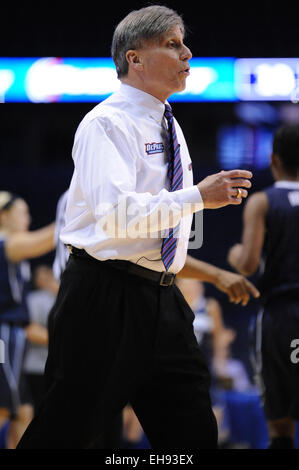 Rosemont, IL, USA. Mar 9, 2015. L'entraîneur-chef de DePaul Blue Demons Doug Bruno hurle à son équipe dans la première moitié pendant la BIG EAST 2015 Tournoi de basket-ball féminin match entre les démons et le bleu DePaul Wildcats Villanova à l'Allstate Arena à Rosemont, IL. Patrick Gorski/CSM/Alamy Live News Banque D'Images