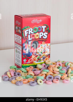 Un moment fort de taille moyenne de céréales Froot Loops de Kellogg's. Emballage canadien illustré. Banque D'Images