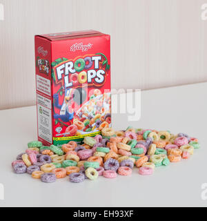 Un moment fort de taille moyenne de céréales Froot Loops de Kellogg's. Emballage canadien illustré. Banque D'Images