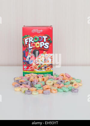 Un moment fort de taille moyenne de céréales Froot Loops de Kellogg's. Emballage canadien illustré. Banque D'Images