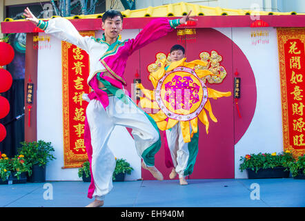 Les spectacles de danse folklorique chinois au Nouvel An chinois qui a eu lieu à Las Vegas Banque D'Images