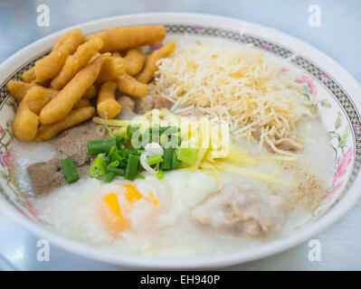 Porridge traditionnel chinois dans un bol de gruau de riz Banque D'Images