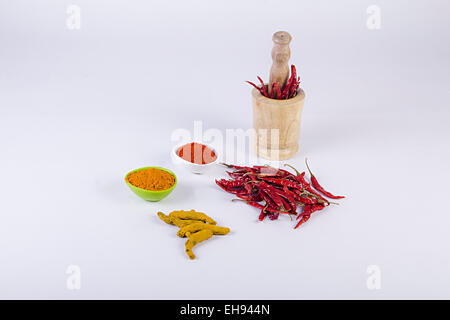 Abondance Red Chili et le curcuma Poudre Broyage Mortier Pilon Bol personne n Banque D'Images