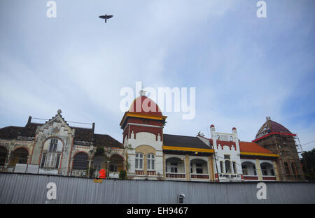 Semarang, Central Java, Indonésie. Mar 9, 2015. SEMARANG, INDONÉSIE - 09 mars : Les travailleurs occupés à la rénovation du bâtiment à Kotama Ducth sur Mars 09, 2015 à Semarang, Central Java, Indonésie. Le bâtiment a été rénové pour conserver et stocker l'histoire architecturale des édifices du patrimoine néerlandais, quand les Hollandais ont colonisé l'Indonésie, de nombreux édifices anciens de Semarang Semarang par la Dutch appelée la Venise de l'est ville. © Sijori Images/ZUMA/Alamy Fil Live News Banque D'Images