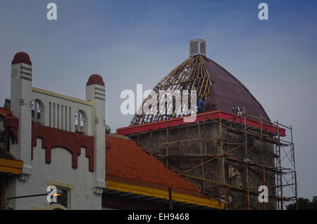 Semarang, Central Java, Indonésie. Mar 9, 2015. SEMARANG, INDONÉSIE - 09 mars : Les travailleurs occupés à la rénovation du bâtiment à Kotama Ducth sur Mars 09, 2015 à Semarang, Central Java, Indonésie. Le bâtiment a été rénové pour conserver et stocker l'histoire architecturale des édifices du patrimoine néerlandais, quand les Hollandais ont colonisé l'Indonésie, de nombreux édifices anciens de Semarang Semarang par la Dutch appelée la Venise de l'est ville. © Sijori Images/ZUMA/Alamy Fil Live News Banque D'Images