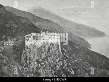 Simopetra - Monastère Simonos Petras, également monastère de Simonos Petra, est un monastère orthodoxe de l'est dans l'état monastique du Mont Athos en Grèce. Simonos Petras se classe 13ème dans la hiérarchie de l'Athonite monastères, vers 1916 Banque D'Images