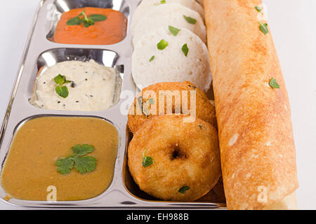 Plat indien du sud avec Sambar Vada Idli et personne ne Dosa Banque D'Images