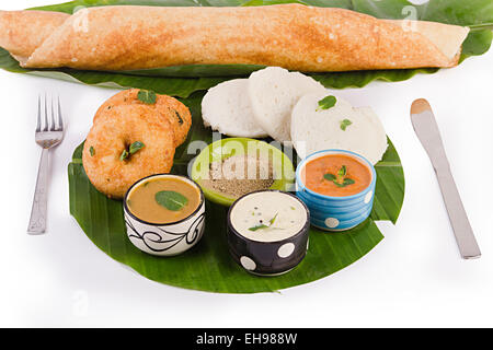 Plat indien du sud avec Sambar Vada Idli et personne ne Dosa Banque D'Images