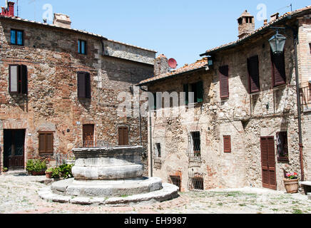 Ancienne place avec de l'eau et dans la vieille ville de Castiglione d'Orcia, Toscane Italie Banque D'Images