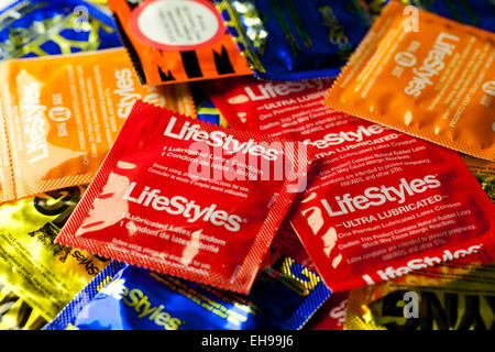 Différentes marques de condoms - USA Banque D'Images