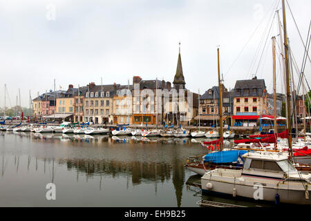 Vieille ville de Honfleur avec le port Banque D'Images