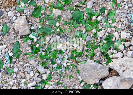 De petits morceaux de verre vert cassé sur le trottoir Banque D'Images